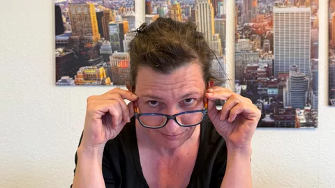 Maria Lässig - Connect Austria Werbeagentur Kärnten Webdesign beim Versuch "Echt jetzt" bildlich darzustellen