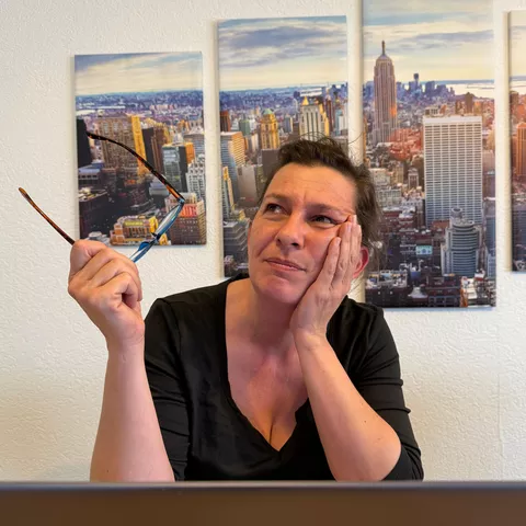 Maria Lässig beim Check einer Website